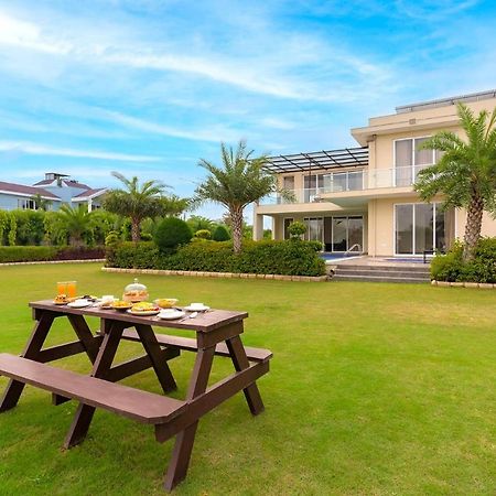 Stayvista At Blanc Belle With Outdoor Pool Sohna Экстерьер фото